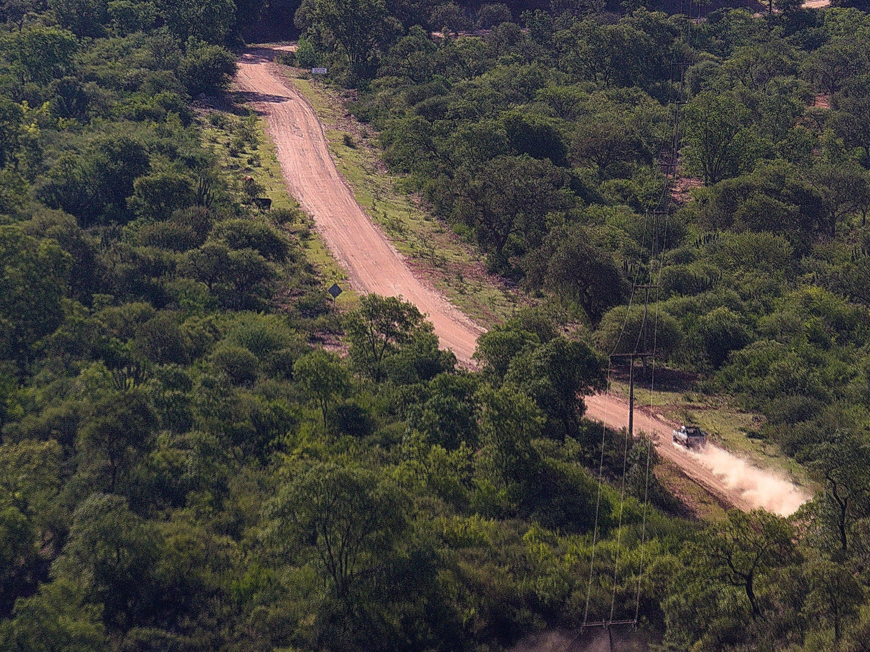 Auto recorriendo el camino al dique, vista desde el mono.